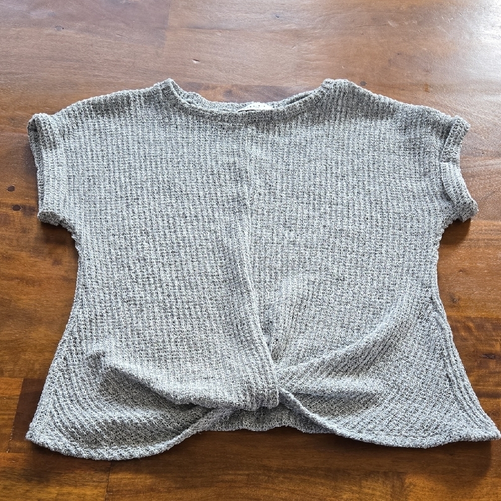 Gilli Short Sleeve Twisted Front Gray Sqeater Size Medium